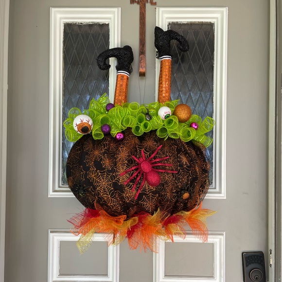 HAND CRAFTED “THE WITCHES CAULDRON”HALLOWEEN WREATH - Picture 1 of 1